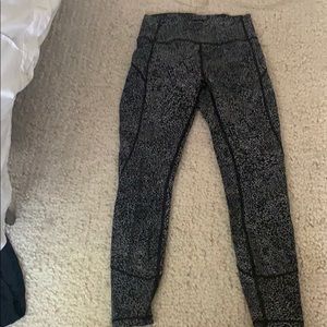 Black and white lululemon leggings